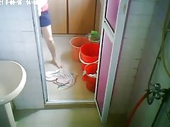 Matanda pagkuha ng isang shower