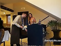 Mga hubad na batang babae na buksan ang pinto para sa room service