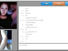 Magandang ginang ng bansa ng pagpapakita ng mga utong, at malalim na sipsipin ang kanyang mga daliri