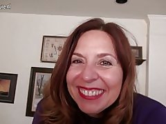 Malikot american ina sa paglalaro sa kanyang sarili