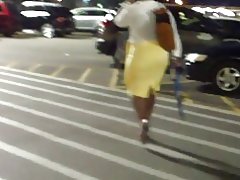 Malawak na hips, milf masikip dilaw na palda..