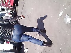 Madurita en pantalon ajustados